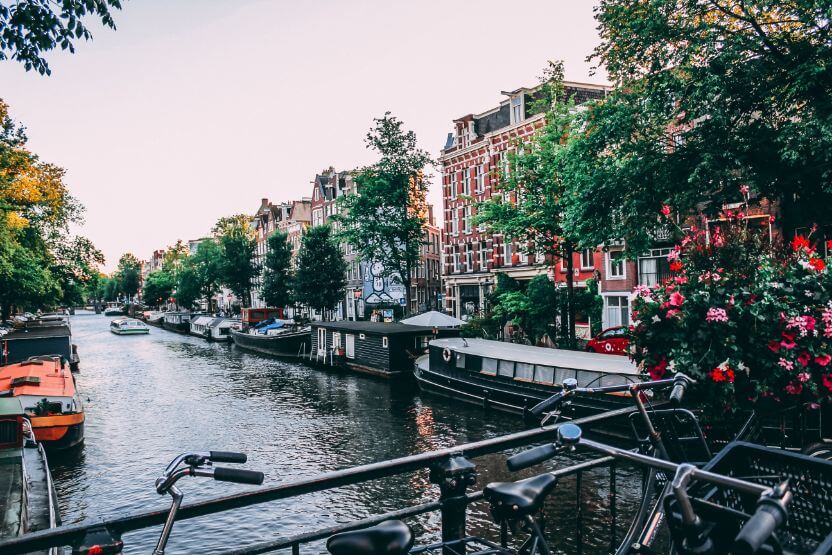 Edificio histórico del canal Amsterdam