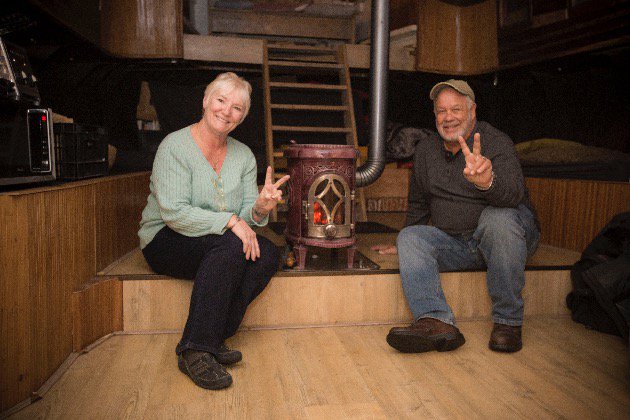 Woodstock Bobbi y Nick aman su casa flotante de Ámsterdam
