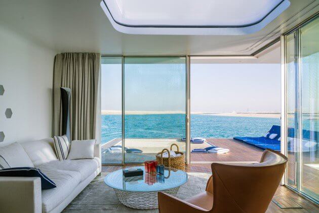 Blick vom Wohnzimmer des Luxus-Hausboots in Dubai