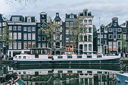 5 reasons to book a houseboat in Amsterdam