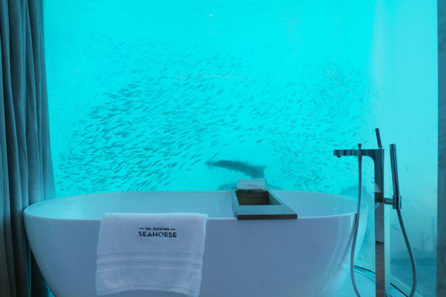 Salle de bain sous-marine avec vue sur l'aquarium