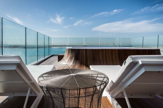 Hottub op dak van luxe woonboot in Dubai
