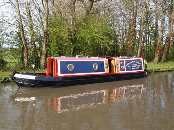 Narrow boat rental in the UK